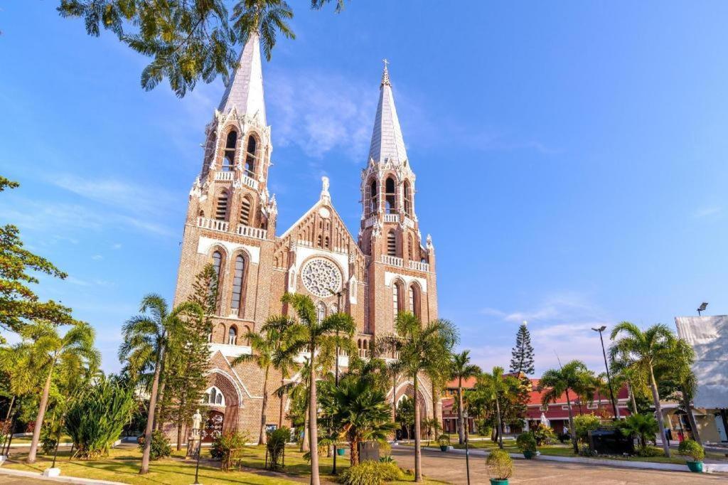 Sanctuary Hotel Yangon Bagian luar foto